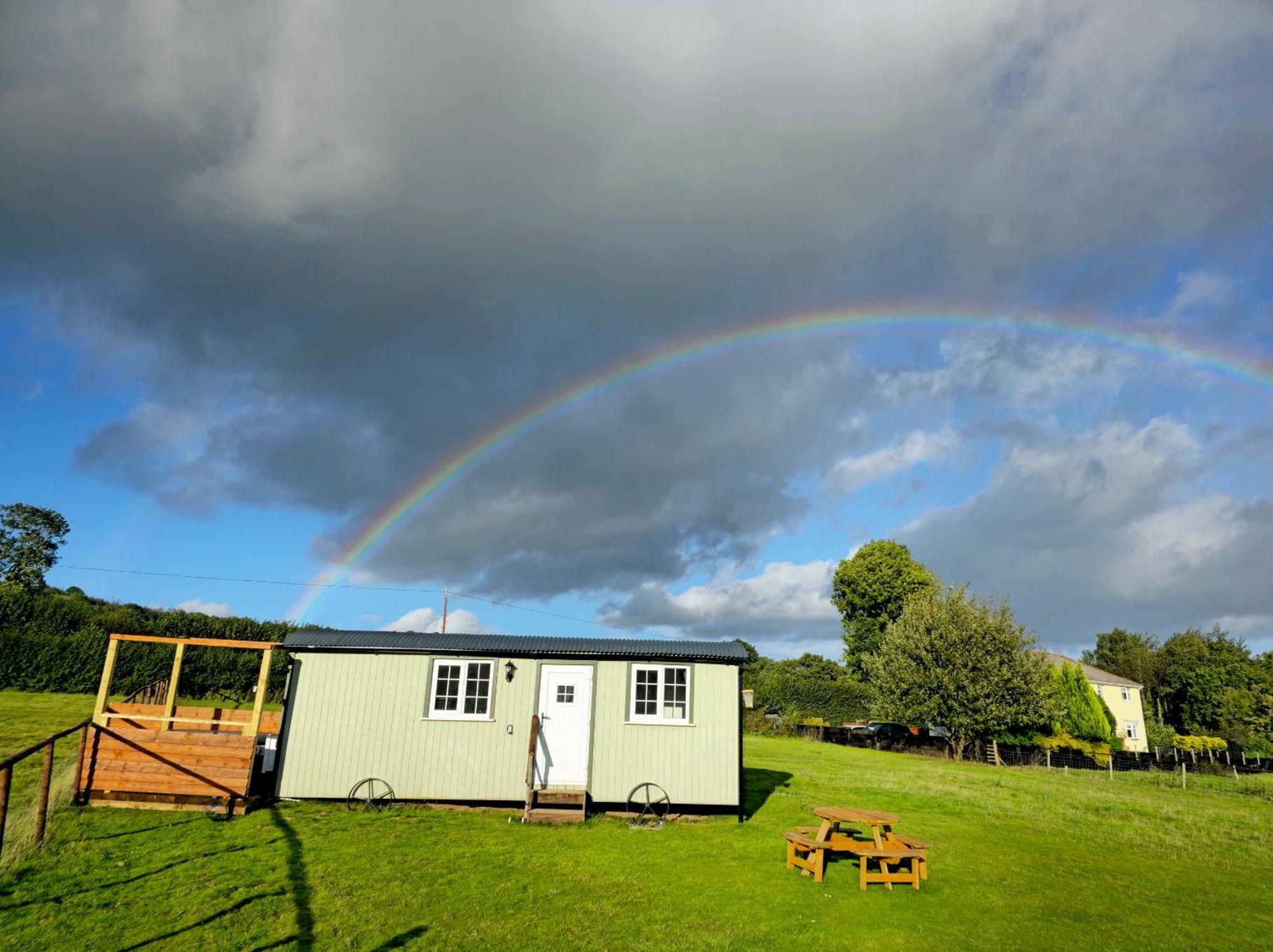 Cwtch Glamping Shepherds Huts Abergavenny Extérieur photo